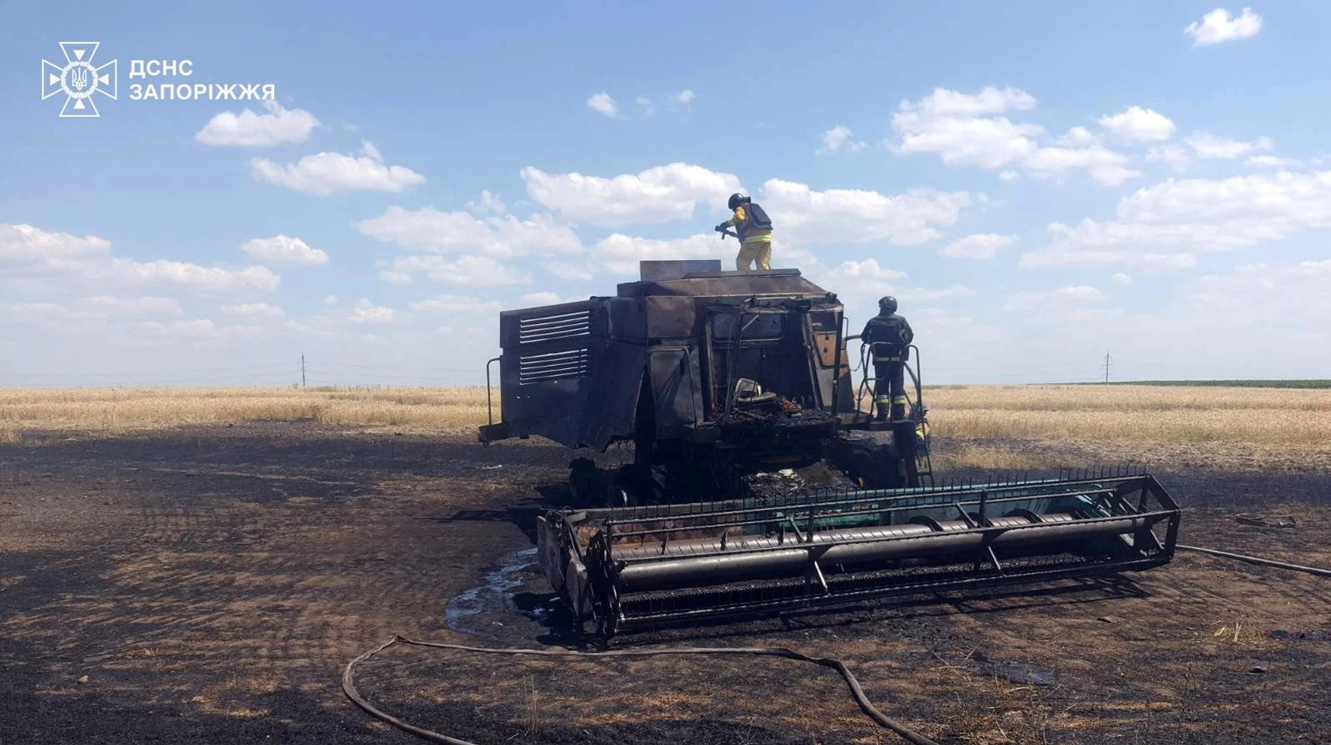 Сільськогосподарський комбайн працював у полі під час збирання врожаю в Запорізькому районі.